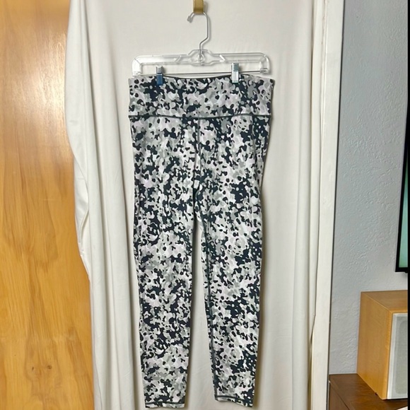 Victoria's Secret Sport Knockout Camo Tight Size Large - Picture 1 of 6